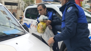 Bursa’da zabıta ekiplerine mukavemette bulunan dilenci polis tarafından gözaltına alındı