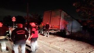 Kocaeli’de freni boşalan tır demir korkuluklara çarparak durabildi