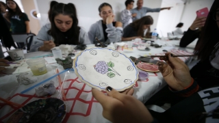 Balıkesir’de misafir Avrupalı öğrenciler geleneksel el sanatlarını öğreniyor
