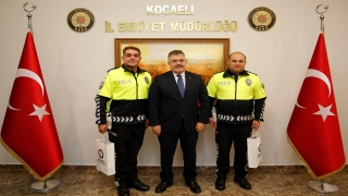 Kocaeli Emniyet Müdüründen yola düşen Türk bayrağını kaldıran polislere teşekkür