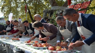 Bilecik’teki hasat şenliğinde nar dizme, suyunu sıkma ve yeme yarışmaları yapıldı