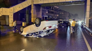 Bursa’da sağanak nedeniyle kayganlaşan yoldaki trafik kazasında 2 kişi yaralandı