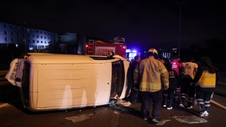 İstanbul’da otomobile çarpıp devrilen hafif ticari aracın sürücüsü yaralandı