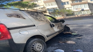 Balıkesir’de park halindeki hafif ticari araç yandı