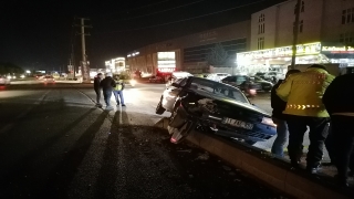 Bursa’da refüje çarpan otomobilin sürücüsü yaralandı