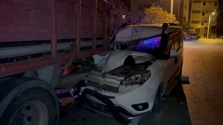 Kocaeli’de kamyona çarpan hafif ticari aracın sürücüsü yaralandı
