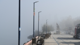 Çanakkale Boğazı sisin etkisini yitirmesiyle gemi geçişlerine açıldı