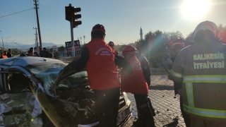 Balıkesir’de hafif ticari araç ile otomobilin çarpıştığı kazada 1 kişi öldü