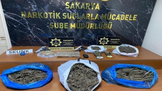 Sakarya’da 11 kilogram uyuşturucu ve 45 ruhsatsız silah ele geçirildi