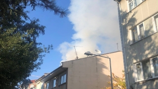 Bursa’da 4 katlı binanın çatısında çıkan yangın söndürüldü