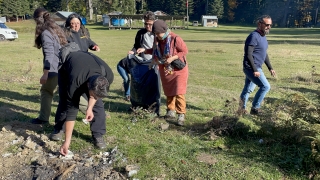 Yayla gezisine çıkan doğaseverler çevreye atılan çöpleri topladı