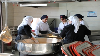 Meslek liseliler köy okullarındaki öğrenciler için yemek pişiriyor