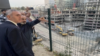 Küçükçekmece’de binaları tedbir amaçlı boşaltılan vatandaşların bekleyişi sürüyor 