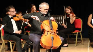 Yunan viyolonsel sanatçısı Jiannis Toulis, Trakya Üniversitesi Balkan Senfoni Orkestrası’yla konser verdi