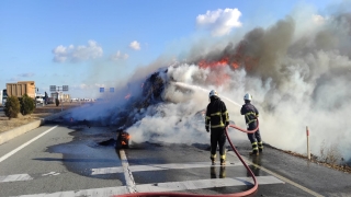 Kırklareli’nde saman yüklü tır yandı