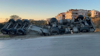 Kocaeli’de devrilen beton mikserinin sürücüsü yaralandı