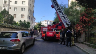 Kartal’da bir binanın çatısında çıkan yangın söndürüldü