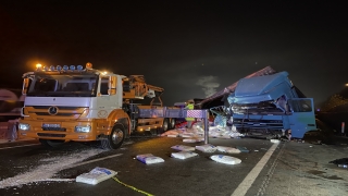 Sakarya’da kamyona çarparak devrilen tırdaki 1 kişi öldü, 1 kişi yaralandı