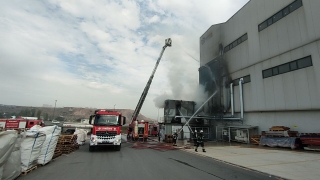 Kocaeli’de mobilya fabrikasının talaş silosunda çıkan yangın söndürüldü