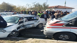 Bursa’da ambulans ile çarpışan otomobilin sürücüsü yaralandı, annesi öldü