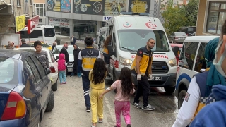 Kocaeli’de evlerindeki yangında dumandan etkilenen anne ve 3 çocuğu hastaneye kaldırıldı