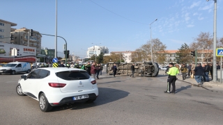 Bursa’da otomobilin çarptığı minibüs devrildi