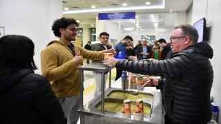 SAÜ Rektörü Al, vizelere hazırlanan öğrencilere çorba ikram etti