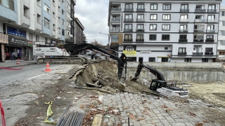 Avcılar’da bir inşaatın temeli kazılırken bitişikteki kaldırım ve yol kısmen çöktü