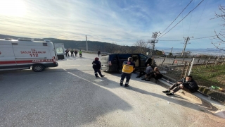 Bursa’da duvara çarpan tur minibüsünün sürücüsü ve 7 turist yaralandı