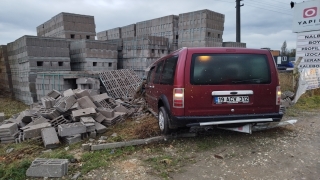 Orhangazi’de çiti aşıp briket yığınına çarpan aracın sürücüsü yaralandı