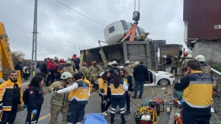 Başakşehir’de hafriyat kamyonu otomobilin üzerine devrildi