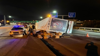 Kocaeli’de devrilen kağıt yüklü tırın sürücüsü yaralandı