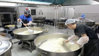 Meslek lisesindeki aşçı adayları binlerce öğrenciye yemek hazırlıyor 