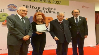 ”39. Uluslararası İstanbul Kitap Fuarı”nın onur yazarı Nazlı Eray’a plaket takdim edildi