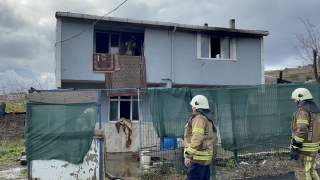 Sultangazi’de yangın çıkan ev kullanılamaz hale geldi 