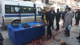 Edirne’de zabıta ile tartışan seyyar satıcı, tezgahındaki meyveleri yere saçtı