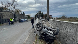 Kocaeli’de devrilen otomobilin sürücüsü yaralandı