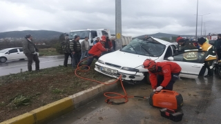 Balıkesir’de direğe çarpan otomobildeki 5 öğretmen yaralandı