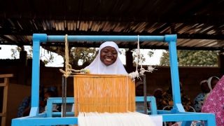 Sadakataşı Derneği, Burkina Faso’da 50 kadına dokuma tezgahı ulaştırdı