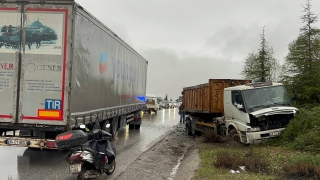 Kocaeli’de tır ile çarpışan kamyonun sürücüsü yaralandı