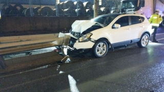 Kocaeli’de bariyere çarpan otomobilin sürücüsü yaralandı