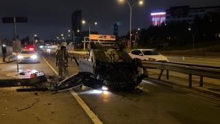 Kadıköy’de sürücü, bariyerlere çarpıp devrilen otomobilden yara almadan kurtuldu