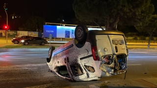 Kartal’da refüjdeki ağaca çarpıp devrilen hafif ticari aracın sürücüsü olay yerinden kaçtı