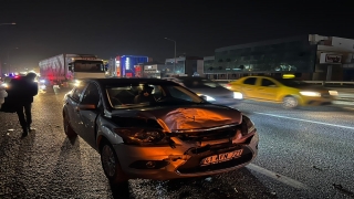 Kocaeli’de oto çekici ile iki otomobilin karıştığı kazada 2 kişi yaralandı