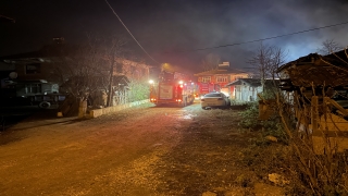 Sakarya’da yangın çıkan binanın çatı katı kullanılamaz hale geldi