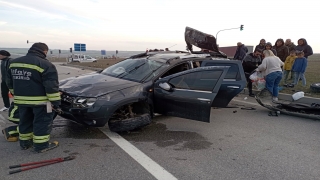 Tekirdağ’da hafif ticari araç ile otomobilin çarpıştığı kazada 3 kişi yaralandı