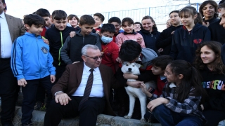 Edirne’de öğrenciler sahiplendikleri köpeğin ismini sandığa oy atarak belirledi