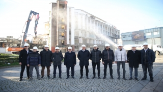 Sakarya’nın simgelerinden Hilmi Kayın İş Merkezi ”Ada Hayat” projesi kapsamında yıkılıyor