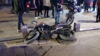 İzmit’te trafik levhasına çarpan motosikletteki 2 kişi yaralandı