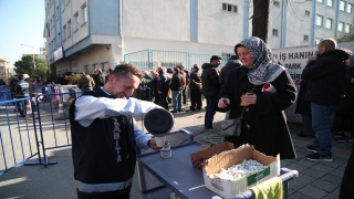 Bağcılar Belediyesi, SGK önünde bekleyen EYT’lilere ikramda bulundu